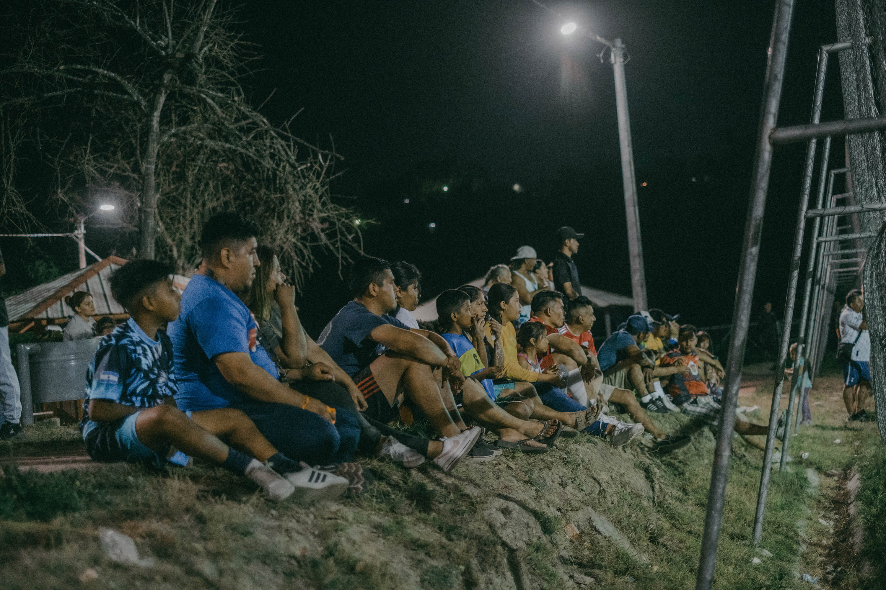 Familias completas de La Campanera asistieron a la cancha para ver la final de fútbol que se celebró el 19 de febrero. Aún con temor, muchos preguntaban para qué eran las fotografías o actuaban con algún recelo.